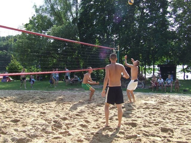 Regaty i turniej piłki plażowej w Ostrzycach