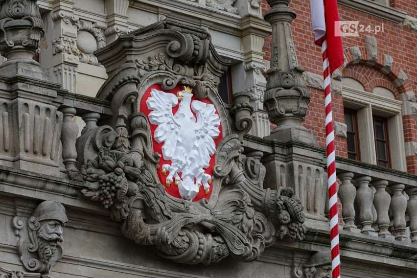 Ceremonia podniesienia polskiej flagi. Kameralnie ale uroczyście przed Urzędem Wojewódzki. ZDJĘCIA