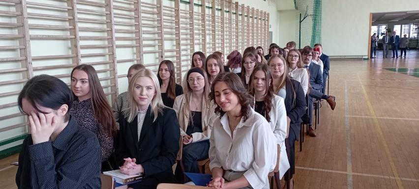 Pożegnano absolwentów I Liceum Ogólnokształcącego imienia Mikołaja Reja w Jędrzejowie. Zobacz jak wyglądała uroczystość