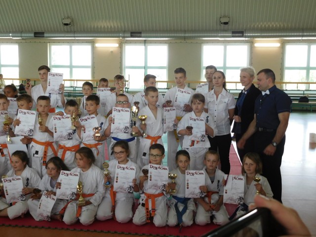 Młodzi karatecy z dumą prezentują zdobyte medale.