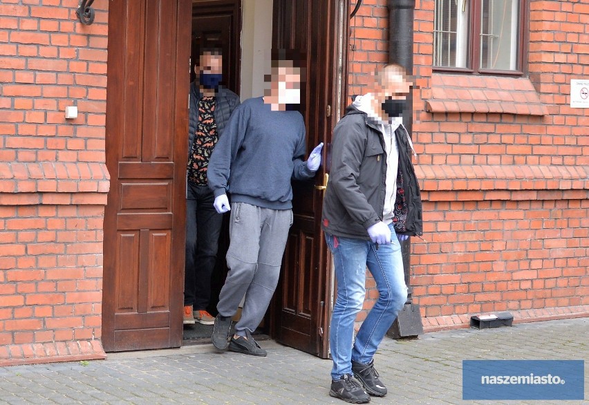 Dziewczynka wypadła z okna bloku przy Traugutta we Włocławku. Łukasz R. nie został tymczasowo aresztowany ! [zdjęcia]
