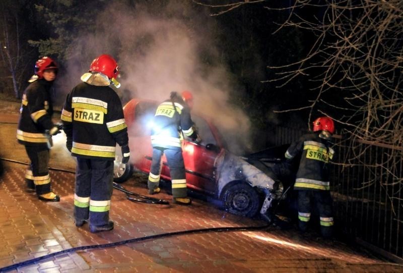 Wrocław: Podpalenie przy strachocińskiej? Spłonął fiat seicento (ZDJĘCIA)