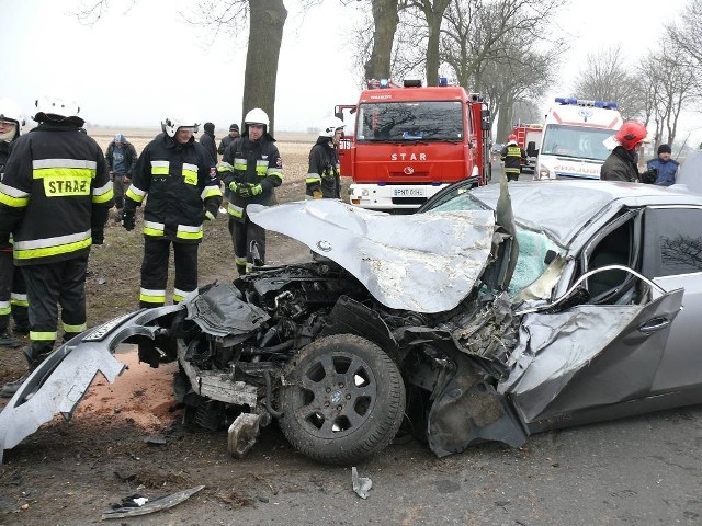 Trzcianka: BMW roztrzaskało się na drzewie [FOTO]

Kierowca osobowego BMW serii 5 z obrażeniami trafił do szpitala na skutek wypadku, do którego doszło w okolicach Trzcianki. W środę przed godziną 10, na prostym odcinku drogi Trzcianka &#8211; Głuponie BMW roztrzaskało się na drzewie.