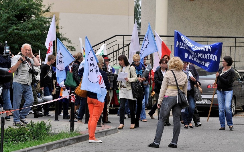 Pikieta przed siedzibą NFZ w Gdańsku. Pacjenci i związkowcy chcą unieważnienia konkursów FOTO, FILM