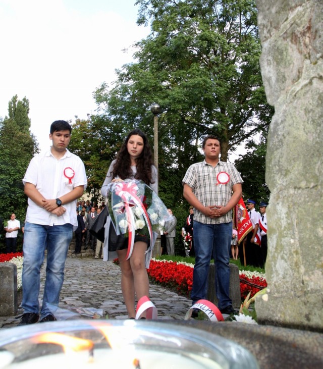 Rocznica Powstań Śląskich 2016 Zabrze. Wieńce pod pomnikiem