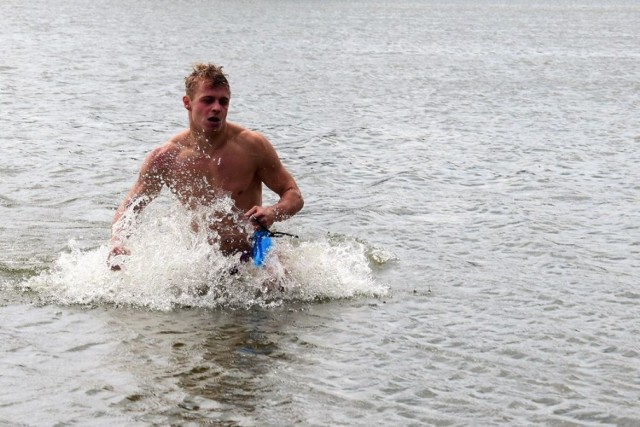 66 zawodników ukończyło pierwszy kruszwicki Aquathlon (500 metrów pływania i 5 kilometrów biegu). Zwyciężył inowrocławianin Mariusz Jurkiewicz (To Tylko Triathlon Team).