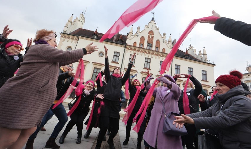 Walentynkowy taniec kobiet przeciwko przemocy na Rynku w Rzeszowie [ZDJĘCIA, WIDEO]