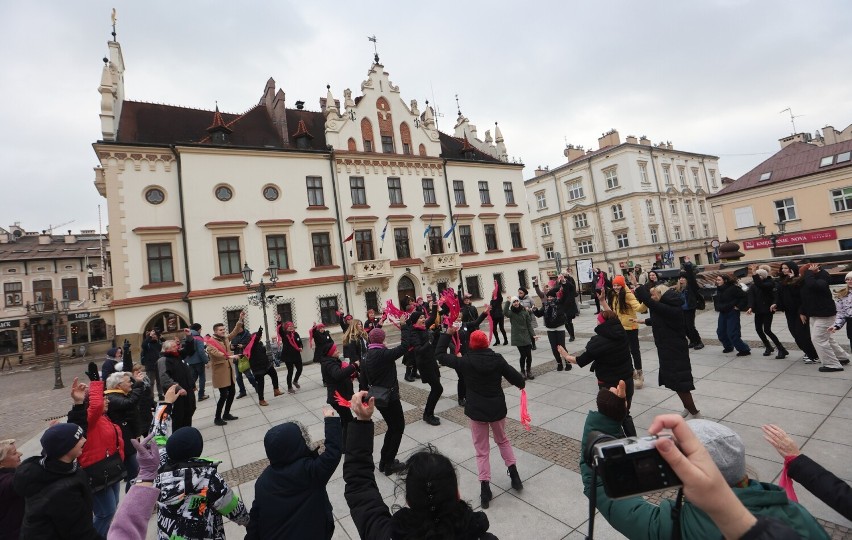 Walentynkowy taniec kobiet przeciwko przemocy na Rynku w Rzeszowie [ZDJĘCIA, WIDEO]