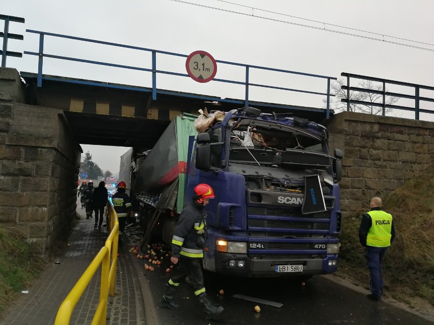 Wypadek w Izabelowie. Ciężarówka uderzyła w wiadukt [zdjęcia]