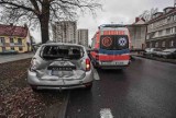 Wypadek w Zielonej Górze: śmieciarka wjechała w tył dacii w Zielonej Górze. Powód? Zbyt śliska droga. Pasażerką dacii zajęło się pogotowie