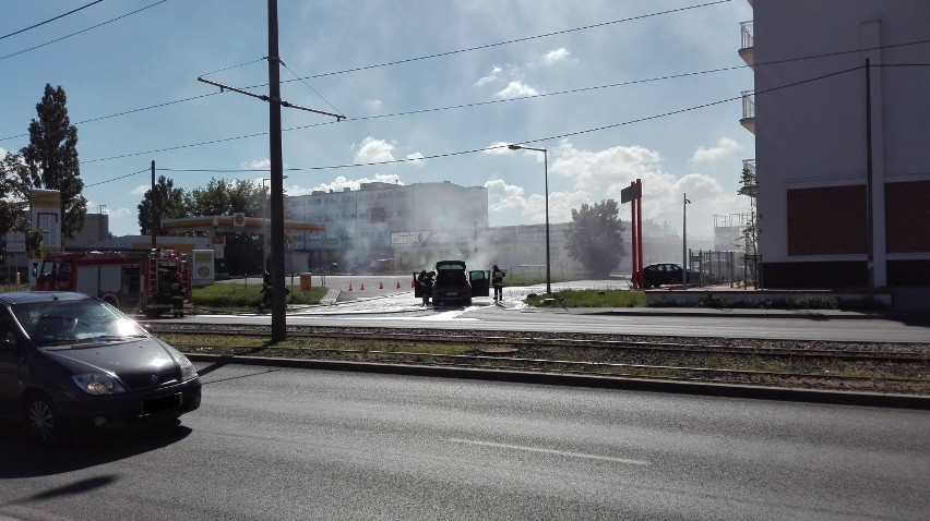 Pożar samochodu na Szosie Lubickiej [zdjęcia, video]