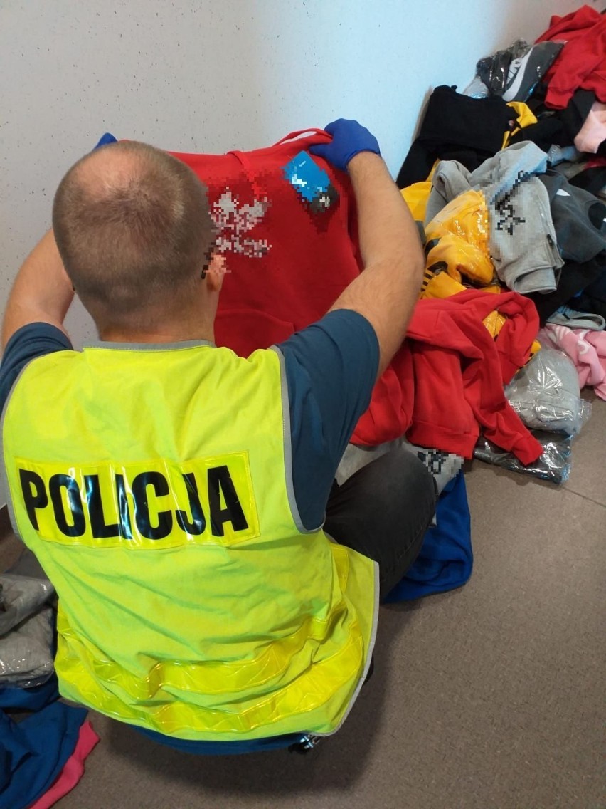Policja w Kaliszu zabezpieczyła podrabianą odzież
