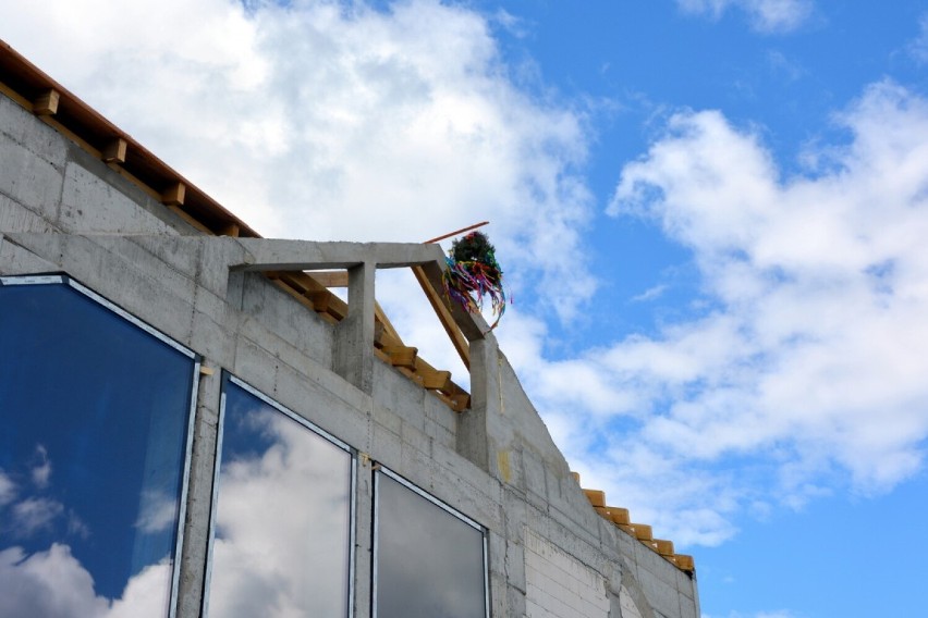Wiecha zawisła na dachu rozbudowywanej szkoły w Borkowie