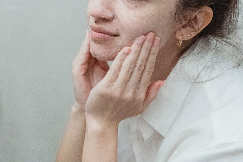 Niektóre typowe nawyki podczas mycia twarzy mogą powodować...