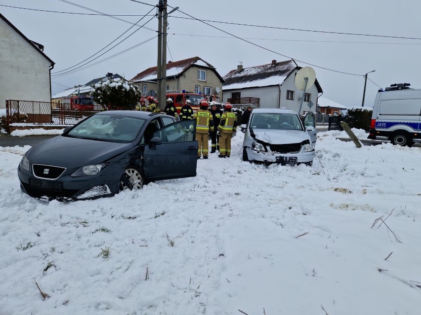 Zderzenie samochodów na skrzyżowaniu w Rozmierzy.