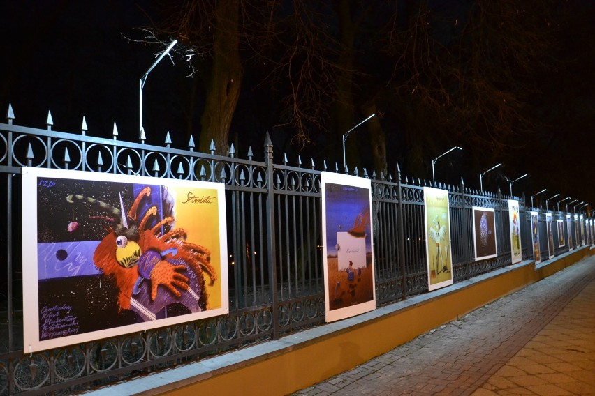 Plakaty artysty z Sopotu w Galerii Saskiej w Lublinie (ZDJĘCIA)