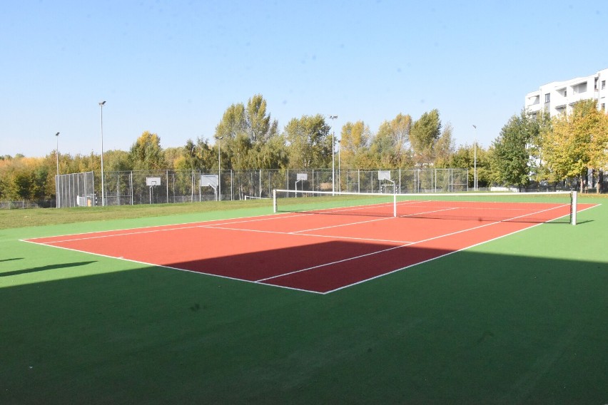Kolejny kort tenisowy w Śremie. Oficjalnie otwarto nową inwestycję przy śremskiej szóstce [zdjęcia]