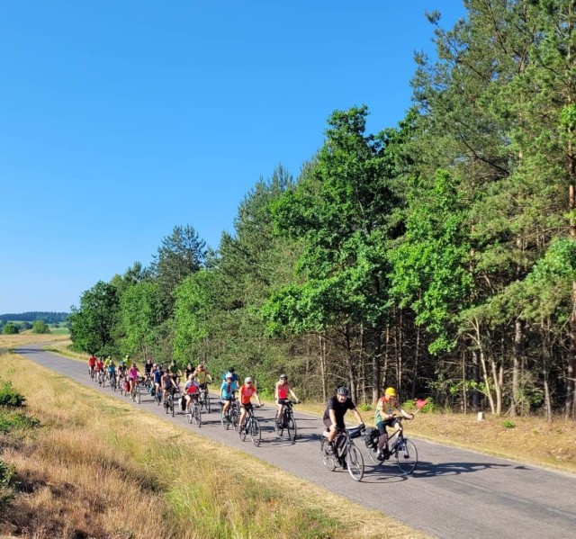 Cykliści zrzeszeni w kruszwickim Klubie Turystyki Rowerowej "Goplanie" przemierzają przepięknie, pagórkowate szlaki Pojezierza Drawskiego