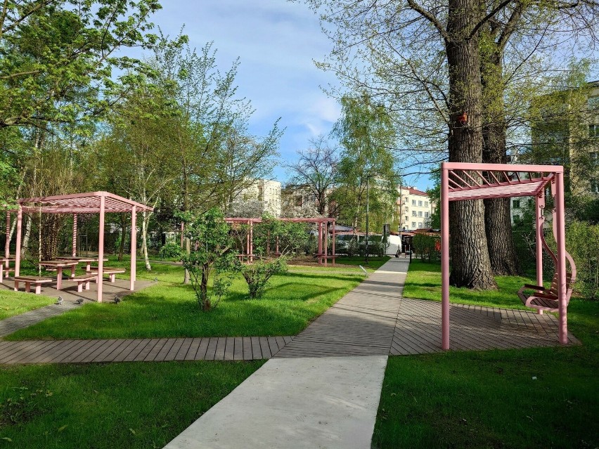 Gołębi Ogród Krakowian na Krowodrzy gotowy. Przy placu Nowowiejskim miało być zielono, a jest dość różowo
