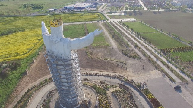 Na pomniku widoczne są liczne pęknięcia, na zewnątrz pojawił się grzyb, a wewnątrz figury wilgoć.