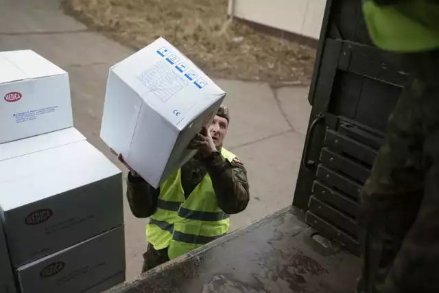 Żołnierze z wielkopolskiej „Dwunastki” dostarczają maseczki. Trafiły też do Wolsztyna