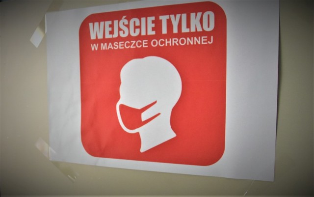 Maciej Radzik dodaje jeszcze, że NFZ pytał, czy przychodnia jest w stanie wykonać 180 szczepień tygodniowo i tutaj Maciej Radzik mówi, że to też będzie zależało od zainteresowania szczepieniami przez lokalną społeczność.

W podobnym tonie wypowiada się Marzena Paczkowska, szefowa przychodni ARS Medica w Sławnie.

-  Wstępnie jesteśmy na:  „Tak” - mówi wprost Marzena Paczkowska. - Ale wielkość 180 szczepień tygodniowo wydaje się nam nie do osiągnięcia. Uważam, że nie można tego robić na akord. Zobaczymy co w umowie z NFZ będzie wpisane. Tu też pragnę zaznaczyć, że przychodnia musi pracować na bieżąco i sądzę, że nie można narzucać limitów szczepień tygodniowych. Jestem też za tym, aby szczepić własną populację. Czyli osoby podlegające pod daną przychodnię. To dlatego, że każdy lekarz dobrze zna daną osobę i to ułatwia mu podjęcie odpowiednich decyzji. A przecież wiadomo, że przy każdej szczepionce są różne zalecenia. Są na przykład przeciwwskazania, gdzie kluczowa jest wiedza o danej osobie - dodaje. 

Nasza rozmówczyni akcentuje, że czeka na szczegóły z NFZ.