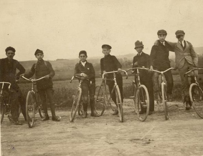 Grupa chłopców na wyciecze rowerowej, 1923 r.