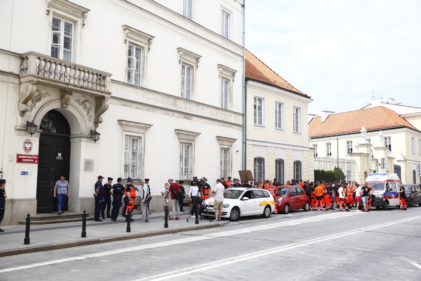 Ogólnopolski strajk ratowników medycznych w Warszawie. Medycy protestują przed Ministerstwem Zdrowia 