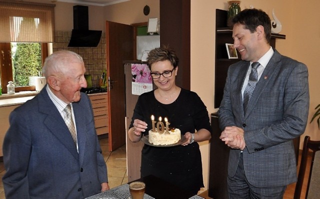 Z okazji 101 urodzin Edmund Bałka odebrał gratulacje m.in. od Mariusza Piotrkowskiego, burmistrza Szubina
