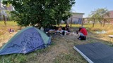 Wejherowo. Organizują libacje alkoholowe na koczowisku w pobliżu sklepu. Straż Miejska: "Bezdomni próbują stawiać swoje warunki"