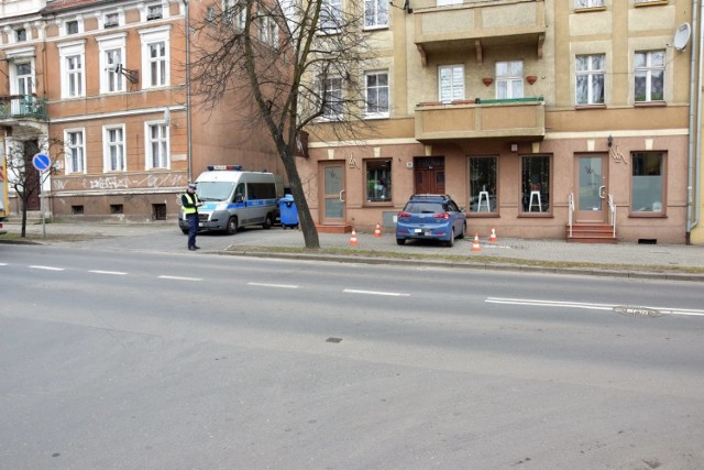 Do zdarzenia doszło w poniedziałek (4 marca) przed południem na ul. Chrobrego w Zielonej G&oacute;rze. Kierowca hyundaia wyjeżdżał z ul. Mieszka I. Wtedy prawdopodobnie zasłabł za kierownicą, przeciął ul. Bolesława Chrobrego, przejechał przez chodnik i centralnie uderzył autem w kamienicę. Na szczęście nikomu z pieszych nic się nie stało. Natomiast kierowca hyundaia został odwieziony do szpitala. Na razie mamy informacji na temat stanu jego zdrowia. 

&lt;script class=&quot;XlinkEmbedScript&quot; data-width=&quot;640&quot; data-height=&quot;360&quot; data-url=&quot;//get.x-link.pl/9610fcc0-0521-558e-d2b3-6381a850cfcd,1447bc20-9ea4-69f0-616a-9565d7a3aa23,embed.html&quot; type=&quot;application/javascript&quot; src=&quot;//prodxnews1blob.blob.core.windows.net/cdn/js/xlink-i.js?v1&quot;&gt;&lt;/script&gt;

Zobacz też: Metalowa rura przebiła szybę i raniła kierowcę
&lt;script class=&quot;XlinkEmbedScript&quot; data-width=&quot;640&quot; data-height=&quot;360&quot; data-url=&quot;//get.x-link.pl/1a01e0bc-5bc5-648f-8db5-f04b50c95fe4,f7fcd272-64f0-5a1b-7437-5db3da5015fc,embed.html&quot; type=&quot;application/javascript&quot; src=&quot;//prodxnews1blob.blob.core.windows.net/cdn/js/xlink-i.js?v1&quot;&gt;&lt;/script&gt;