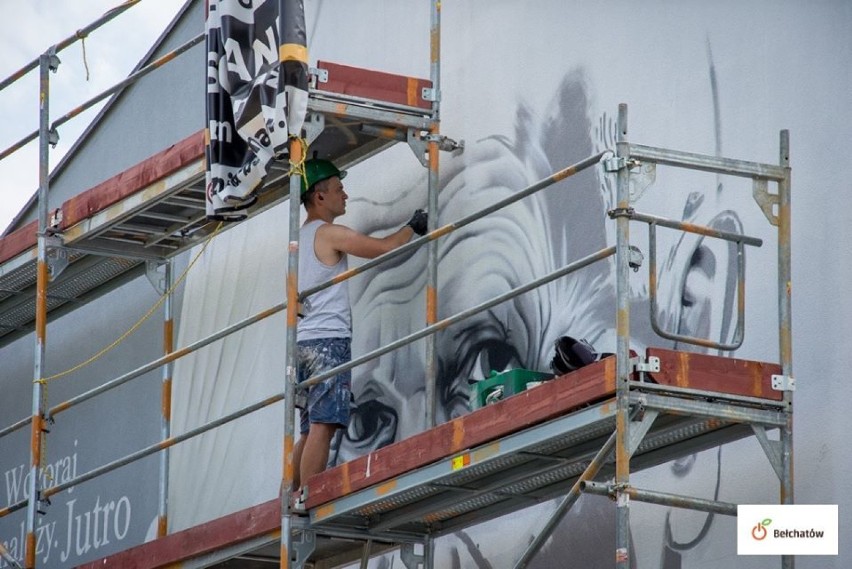 Murale ozdobią miejskie kamienice w Bełchatowie. Kolejny z nich jest na ukończeniu