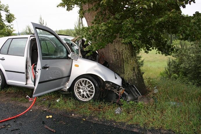 Śmiertelny wypadek w Gutowie. 18-latka zginęła po uderzeniu golfem w drzewo [ZDJĘCIA]