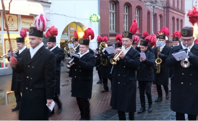 Orkiestra górnicza KWK Wujek przeszła ulicami Katowic w Barbórkę 4 grudnia, budząc mieszkańców