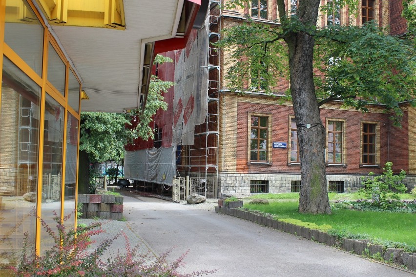 Budynek II Liceum Ogólnokształcące w Tarnowskich Górach...