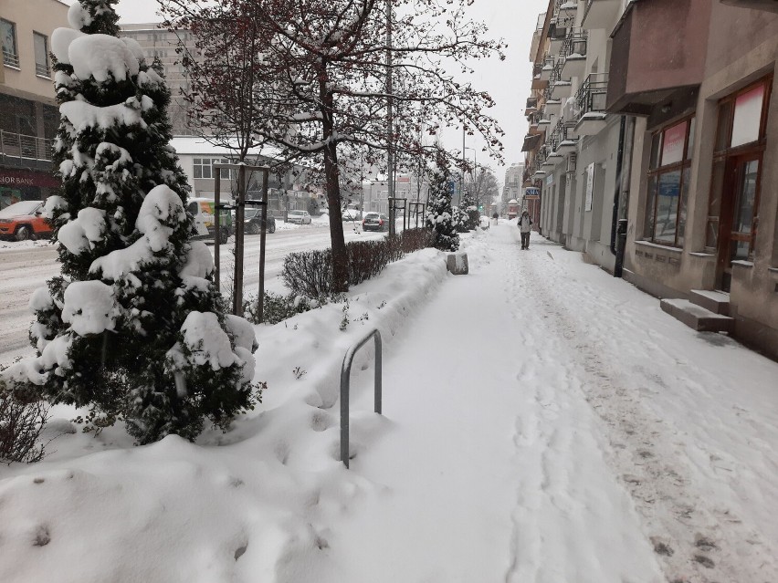 Fatalne warunki na drogach w Radomiu. Zalega błoto i śnieg, jest bardzo ślisko! Zobacz zdjęcia