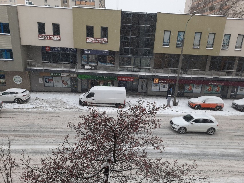 Fatalne warunki na drogach w Radomiu. Zalega błoto i śnieg, jest bardzo ślisko! Zobacz zdjęcia