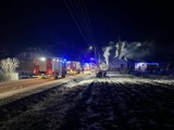 Pożar domu jednorodzinnego w Gąsewie na Mazowszu. Mężczyzna wyniósł z budynku 54-letniego brata. Jego życia nie udało się uratować 