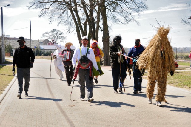 Korowód przebierańców przejdzie w lany poniedziałek przez Zbrudzewo na czele z Niedźwiedziem i Kominiarzami.