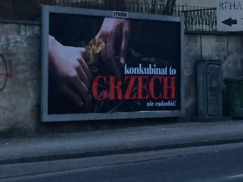 "Konkubinat to grzech. Nie cudzołóż" - nietypowy billboard w Zielonej Górze [ZDJĘCIA]