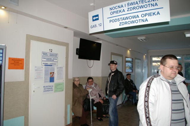 Gabinet POZ mieści się na parterze przyszpitalnej przychodni w korytarzu za rejestracją i apteką. Jest już 300 pacjentów.