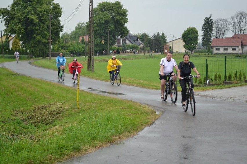 Stare Pole. Wiosenny Rajd Rowerowy po drogach gminy. Uczestników nie wystraszył ulewny deszcz