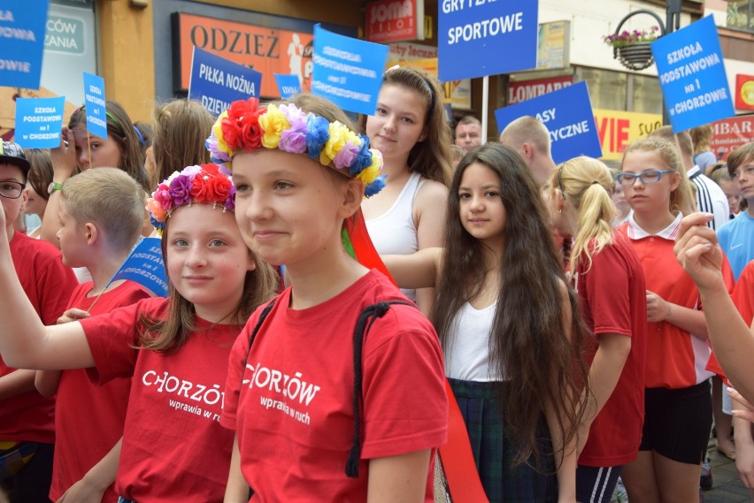 Wielka parada historyczna na ul. Wolności w Chorzowie