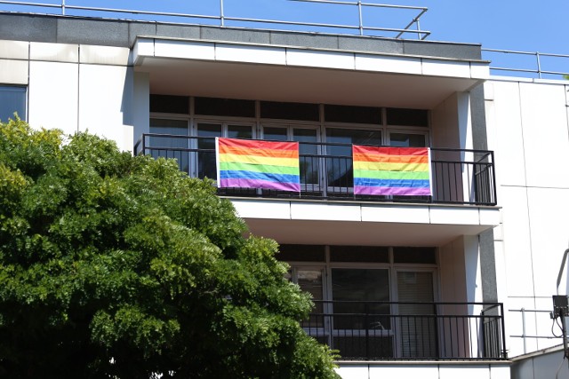 Miesiąc Dumy LGBT. Na ambasadzie USA zawisły tęczowe flagi