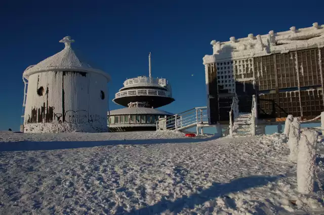 Szczyt Śnieżki zimą. Zamknięta kaplica i budynek obserwatorium meteorologicznego.
