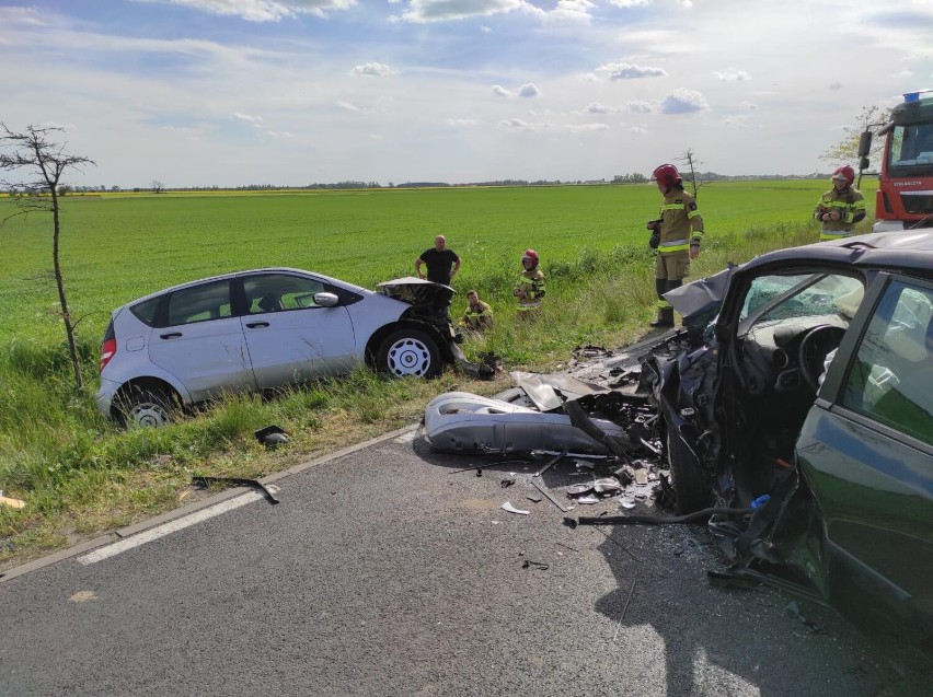 Gmina Oborniki. Wypadek w Osowie Nowym. Dwie osoby trafiły do szpitala [ZDJĘCIA]