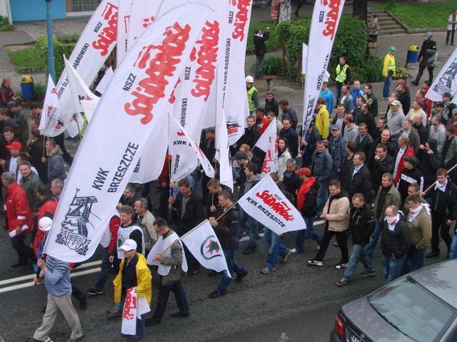 Manifestacja w obronie kopalni Brzeszcz i miejsc pracy rozpoczęła się z opóźnieniem. W południe protestujący ruszyli pod urząd miejski, aby spotkać się z Teresą Jankowską, burmistrz Brzeszcz. 
Zobacz także: Manifestacja górników przerodziła się w burdę z policją [ZDJĘCIA]