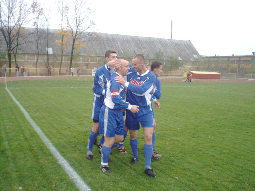 Kadr z meczu ligowego w kwietniu 2002 roku pomiędzy Pogonią...