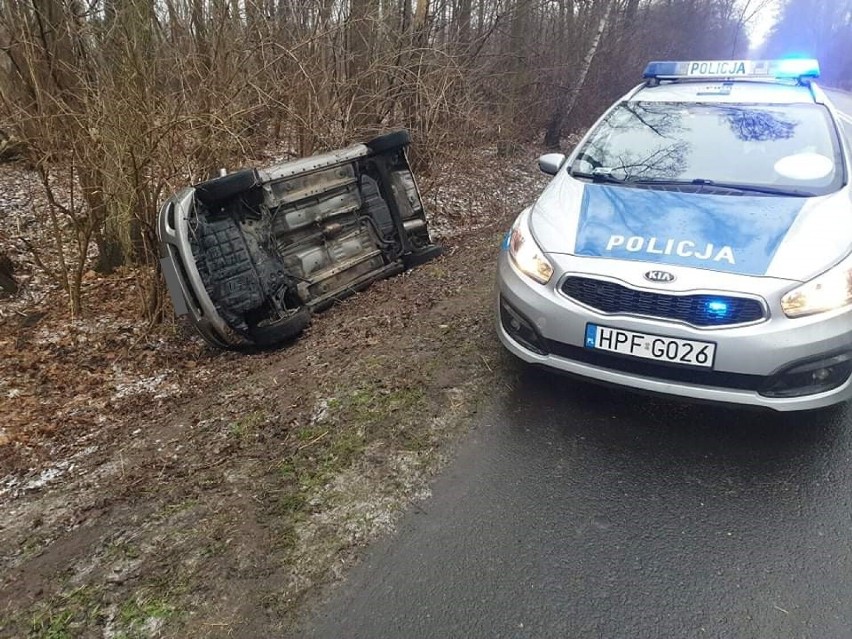 Podróż 22-latki zakończyła się dachowaniem w Chorzeszowie