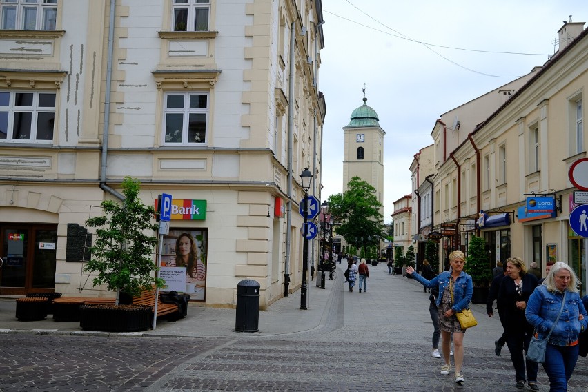 Zamiast samochodów wzdłuż ulicy Słowackiego w Rzeszowie ławeczki i drzewa w donicach